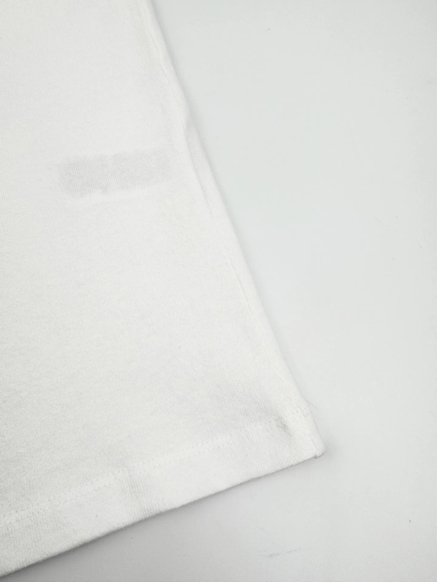 P190 Ralph Lauren logo embroidered short sleeves. Customized cotton and linen soft plain fabric. It feels delicate and comfortable against the skin. It is dressed in pure white and exudes innate elegance. The exquisite indigo pony logo is embellished with it. It is highly recognizable. It brings an atmosphere of freedom and vitality. A symphony of pure and smart colors. It outlines a high-end silhouette with extreme simplicity. It becomes the smart focus of the vision and demonstrates taste in silence. Craftsmanship 1: Adopting imported machine embroidery technology and using advanced computer control systems and precision mechanical components to achieve the iconic pony embroidery operation with high precision and smooth and delicate lines. Process 2: The fabrics are washed and have a better hand feel. Not easy to deform, not easy to shrink, not easy to fade, and maintain long-term beauty. Accessories: Customized 1:1 Ralph Lauren trademark. Version: Fitted version. Size: S M L XL. Style number: CC933.